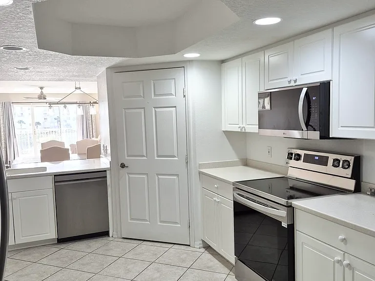 8921 Lake Dr #304 — Photo 14
