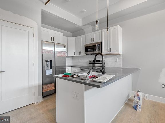3rd image of 3965 Lancaster Ave #105