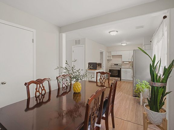 5th image of 2916 S Bennett Ave