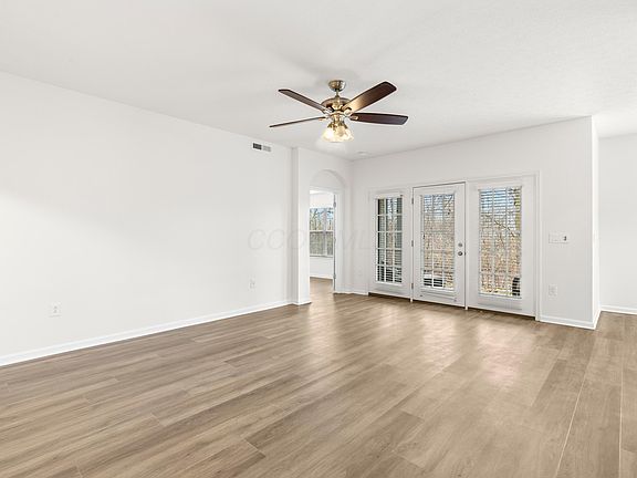 4th image of 599 Wintergreen Way