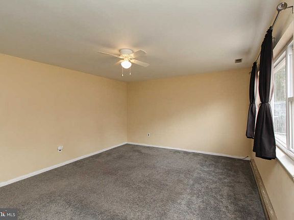 4th image of 1202 Evergreen Blvd