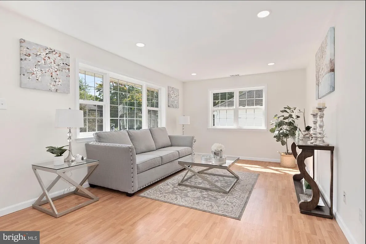 5 bed, 1600 sqft, $799 — Photo 2