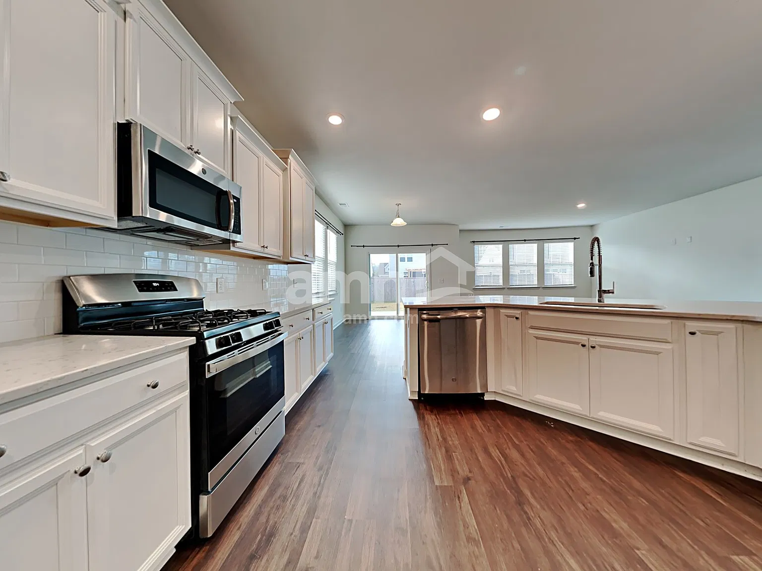 4 bed, 2.5 bath, 2643 sqft, $2,825 — Photo 4