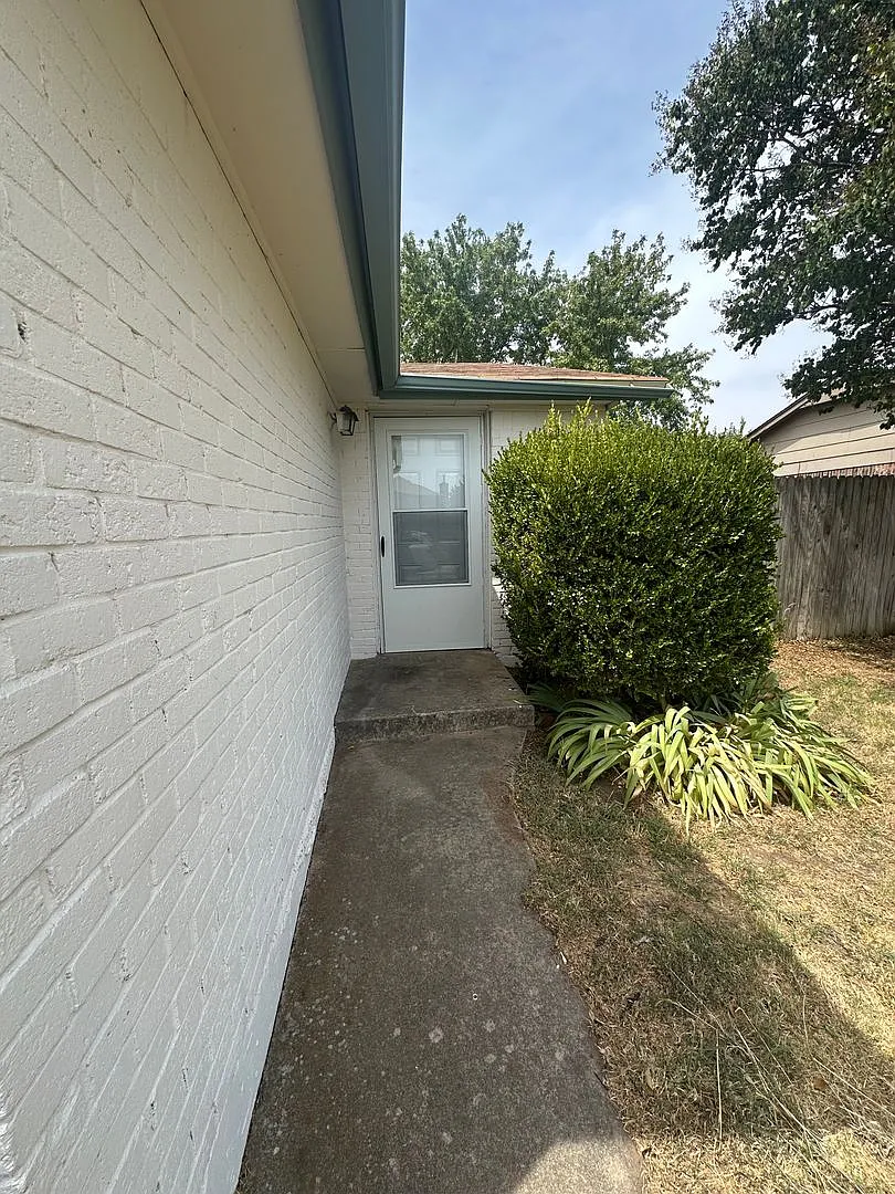 2 bed, 2 bath, Duplex with 1 car garage — Photo 2