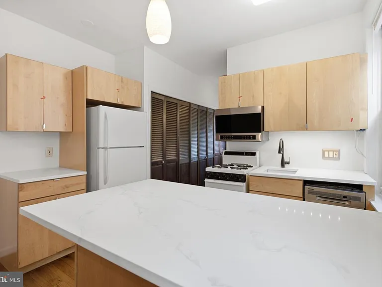 747-00 S 2nd St #2R — Photo 5
