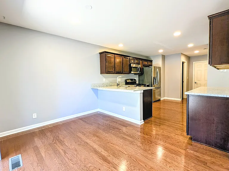 2540 Carlisle Ln — Photo 8