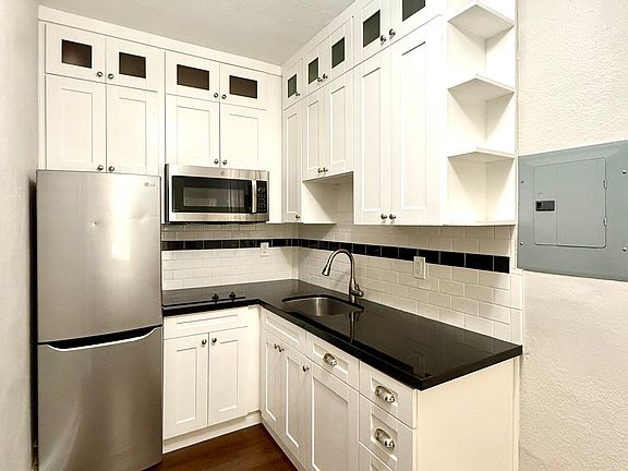 4th image of 126 Mendoza Ave APT 6