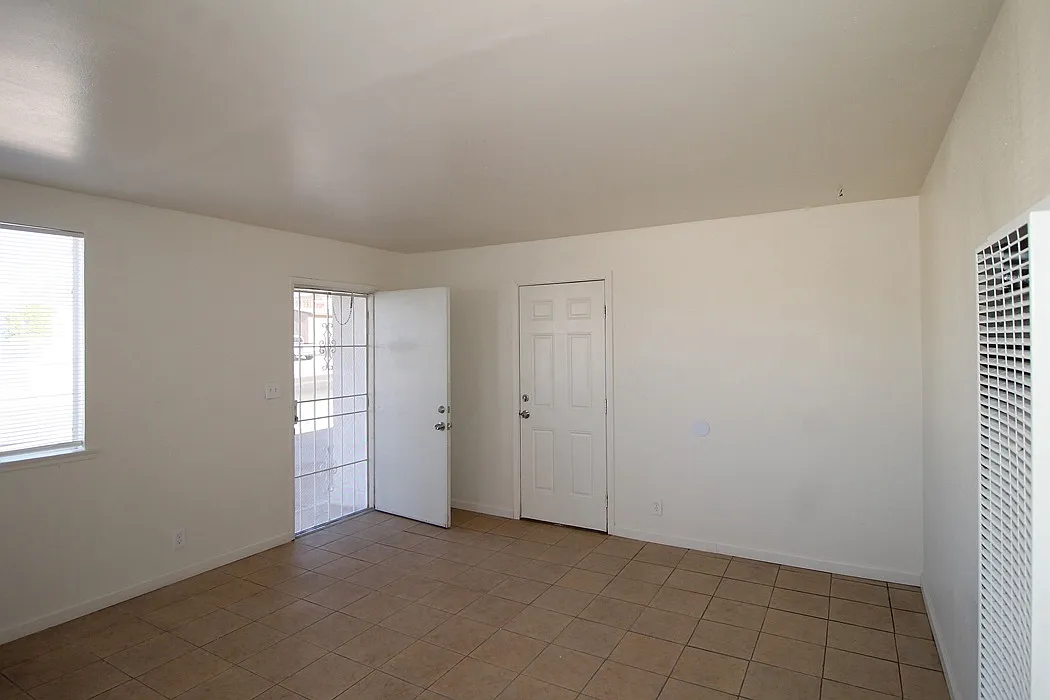 3 bed, 960 sqft, $1,700 — Photo 2