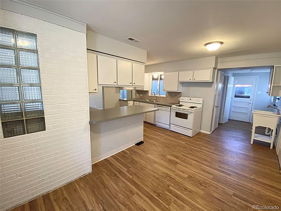 5th image of 215 E Warren Ave