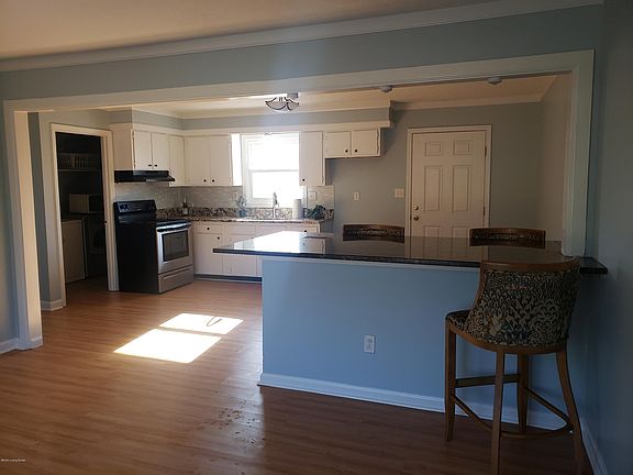 3rd image of 1805 Oakwood Dr