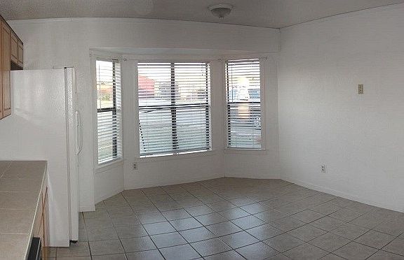 4th image of 406 Carly Dr