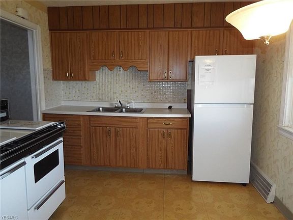 5th image of 368 E 327th St