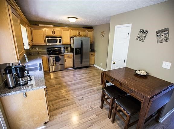 5th image of 142 Troutbeck Ct