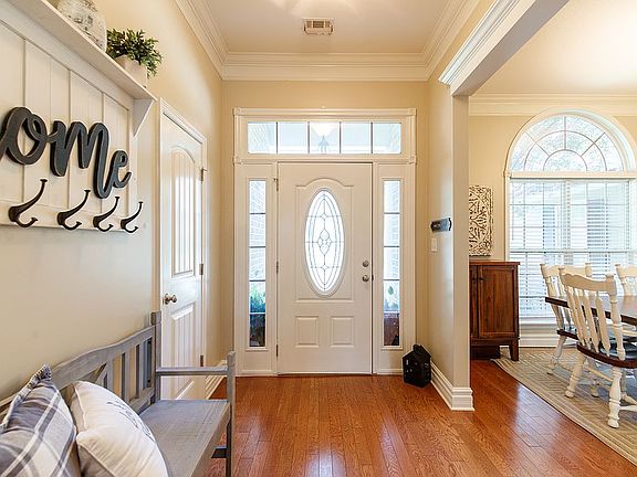 2nd image of 4423 Kenilworth Cir