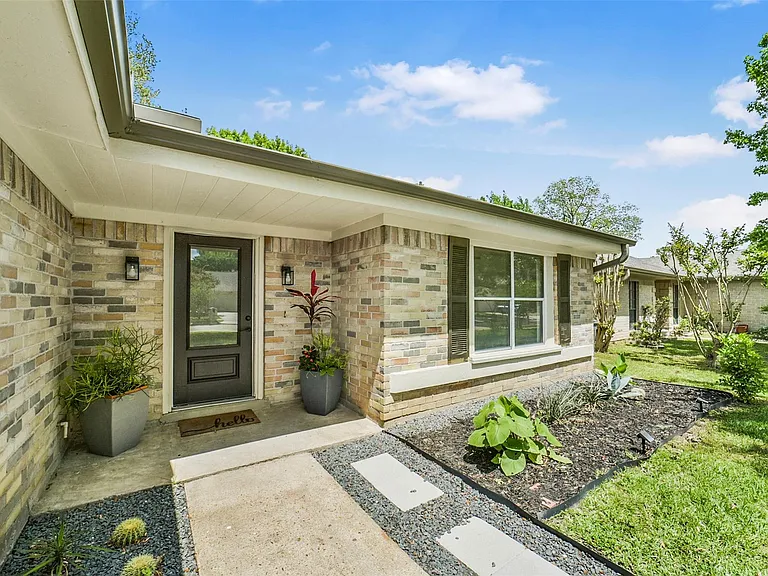 12018 Woolford Dr — Photo 2