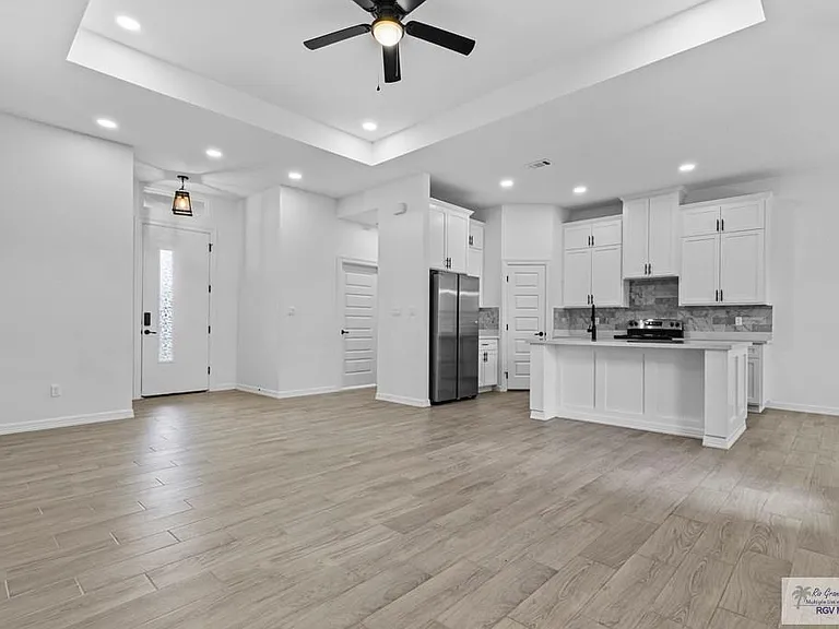 111 Hope Dr — Photo 2