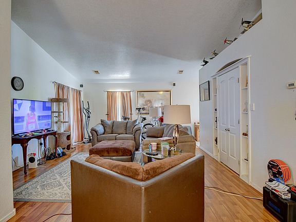 2nd image of 101 Avenida Jardin