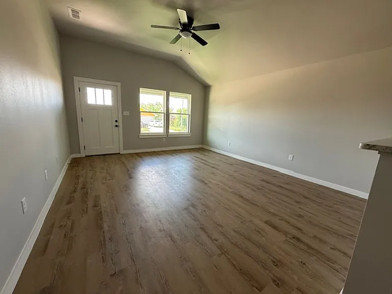 958 Minda St — Photo 3