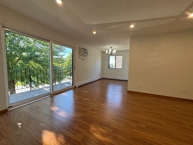 10425 Mayfield Ave #2W — Photo 4