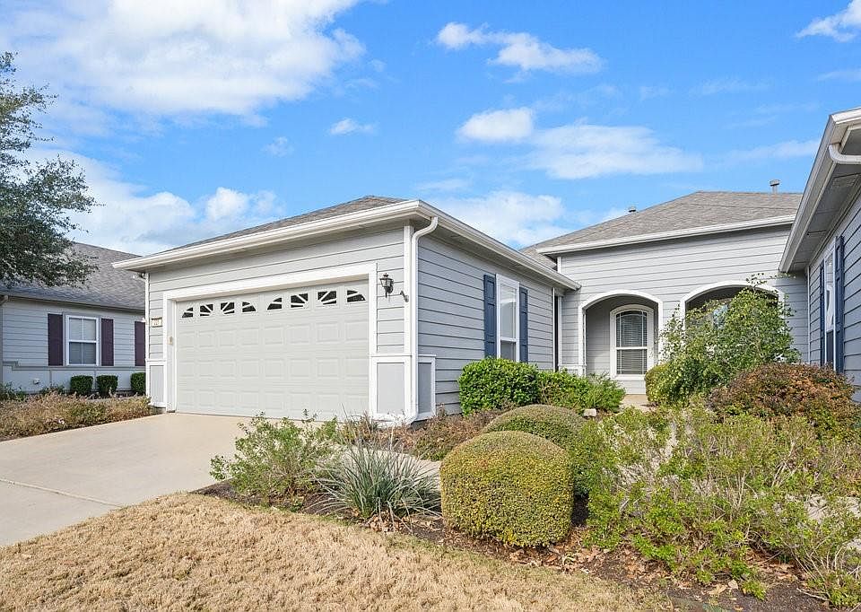 1st image of 221 Essex Ln