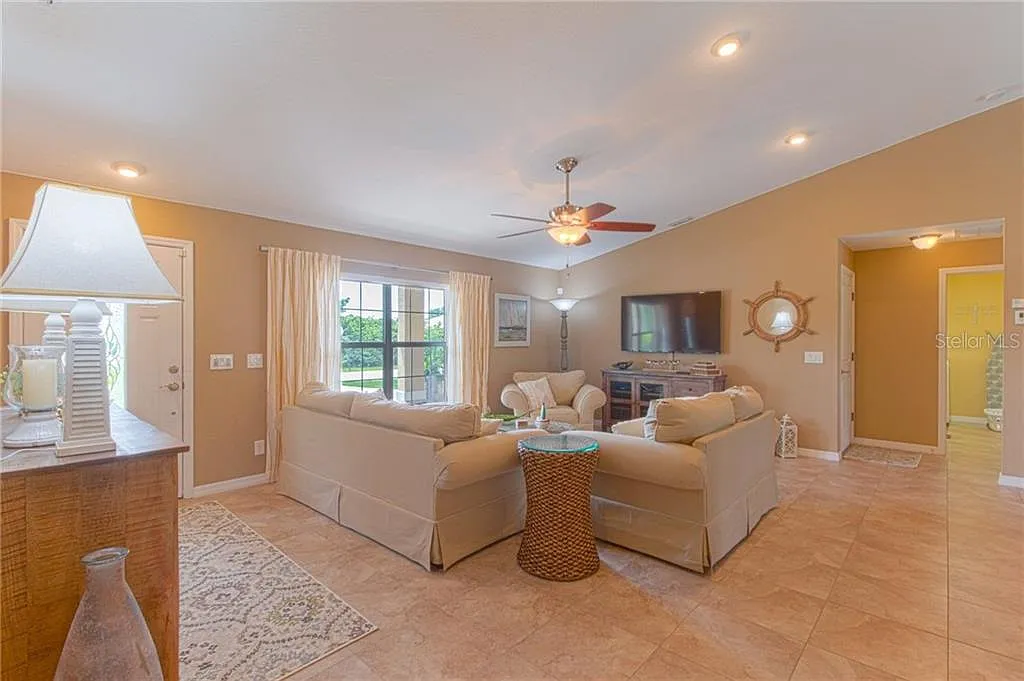 3 bed, 2.0 bath, 1702 sqft, $6,750 — Photo 3