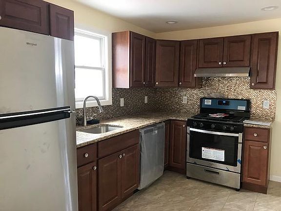 4th image of 563 Bridgewater Ave