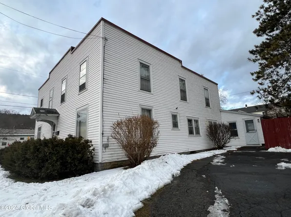 27 1/2 Saunders Street, Whitehall, NY 12887