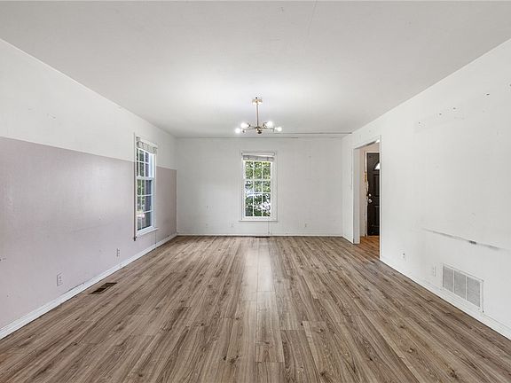 3rd image of 200 Loftin St