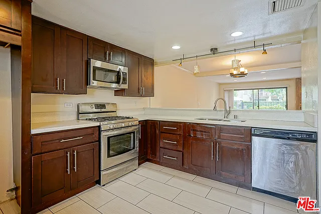 5760 Owensmouth Ave #14 — Photo 6