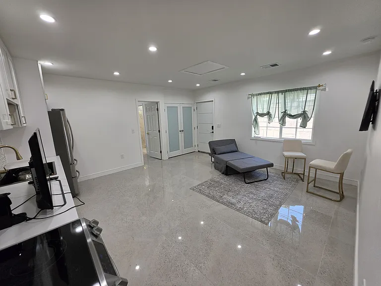 16036 San Fernando Mission Blvd — Photo 28
