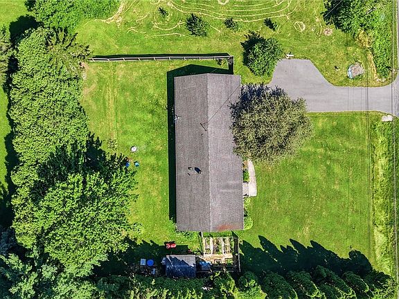 3rd image of 212 Dubois Rd