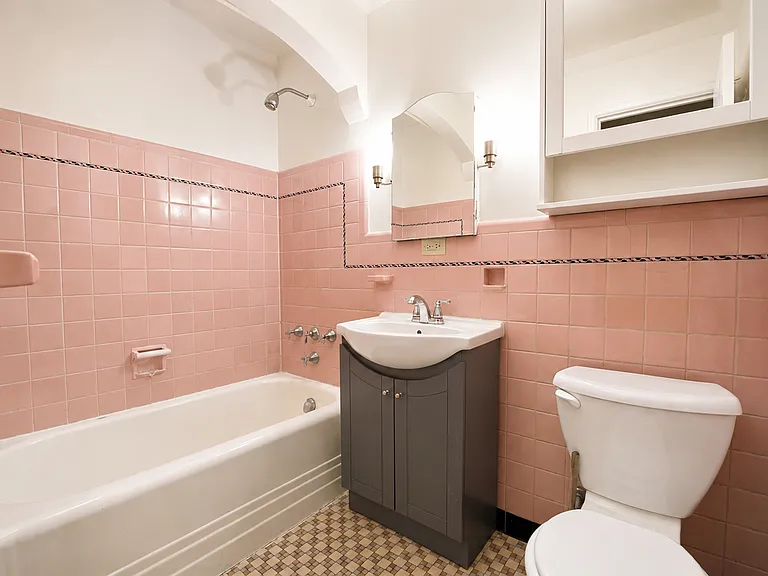 Grand Ave Apartments — Photo 8