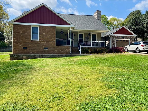 3rd image of 210 Twin Lakes Dr