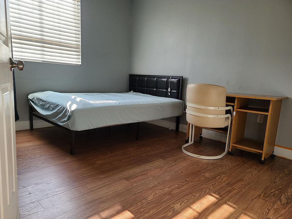 1st image of 943 N Heliotrope Dr