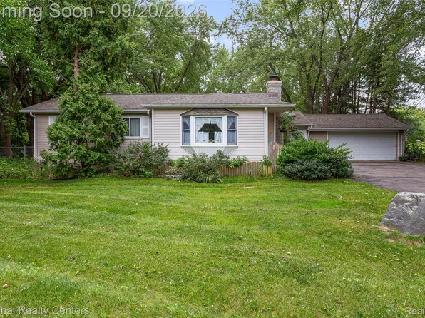 9542 Hilton Rd, Brighton, MI 48114