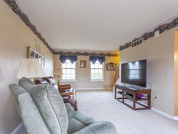 5th image of 733 Bear Ct