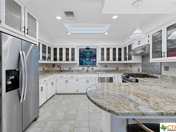 3rd image of 975 River Cliff Dr