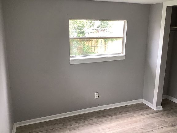 4th image of 1043 S Suwannee Ave