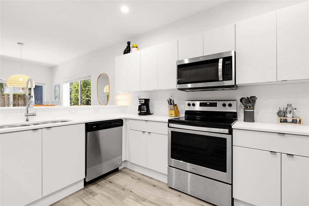 1123 NE 23rd Ter, photo 6
