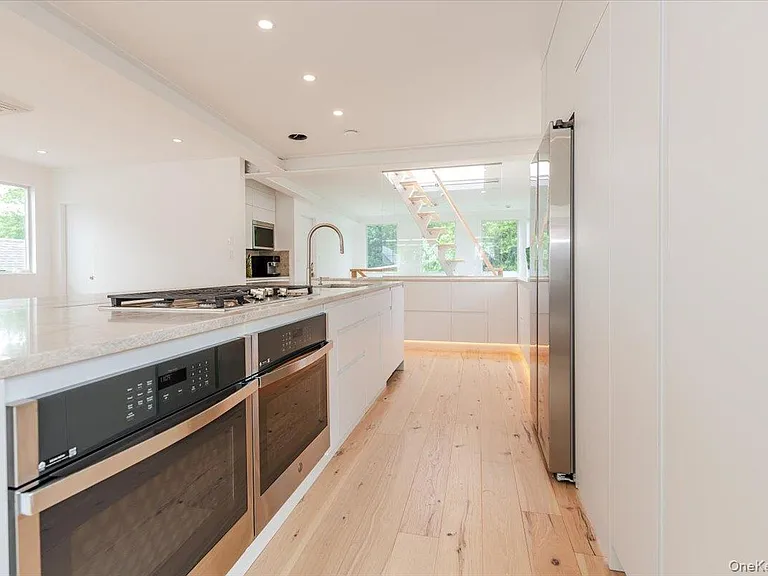 2105 Bay Blvd — Photo 13