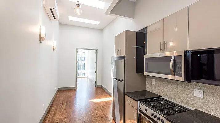 Rented by PREMIUM US INC | media 10