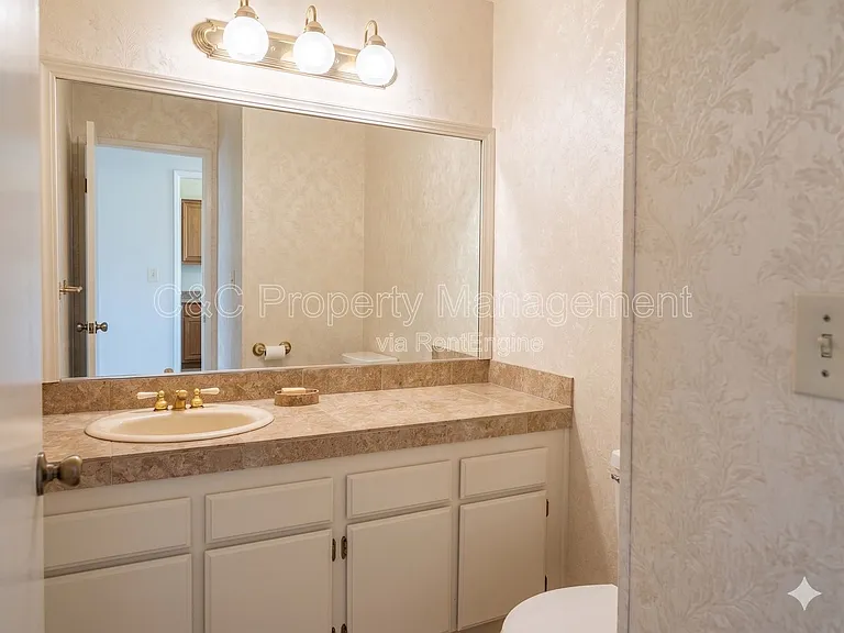 1538 Ashwood Dr — Photo 7