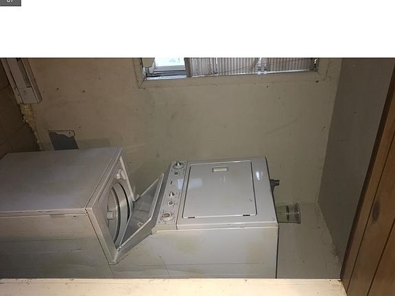 3rd image of 648 E Clementine St