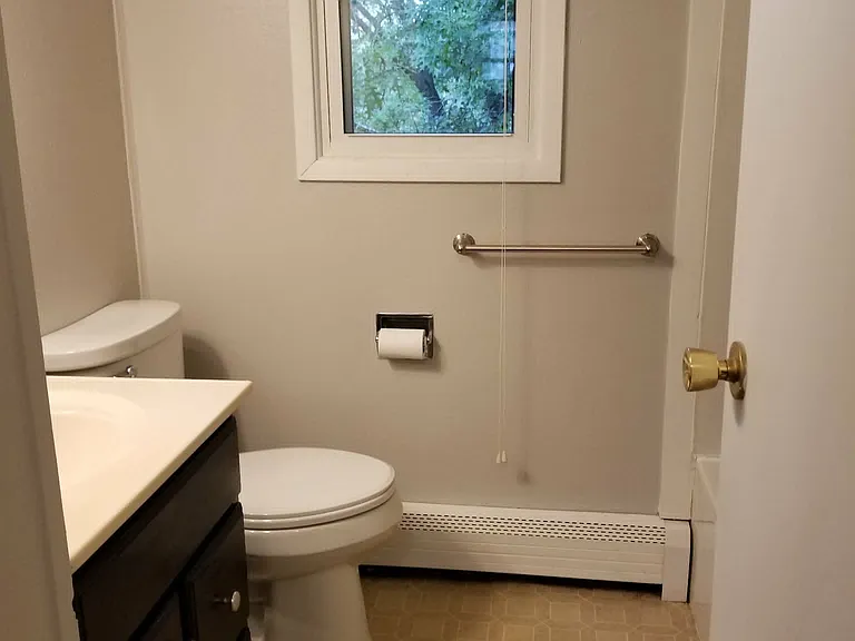 327 Moody St E — Photo 4