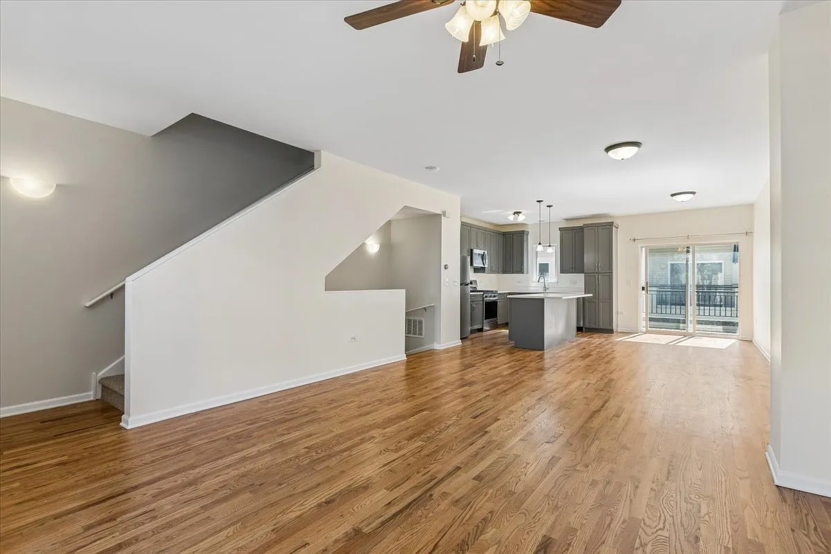 3 bed, 3125 sqft, $3,500 — Photo 2