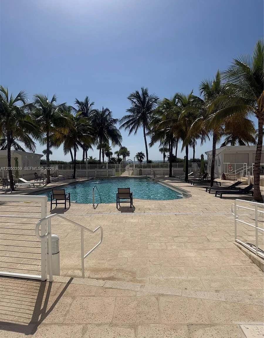 The Executive Condo — Photo 1