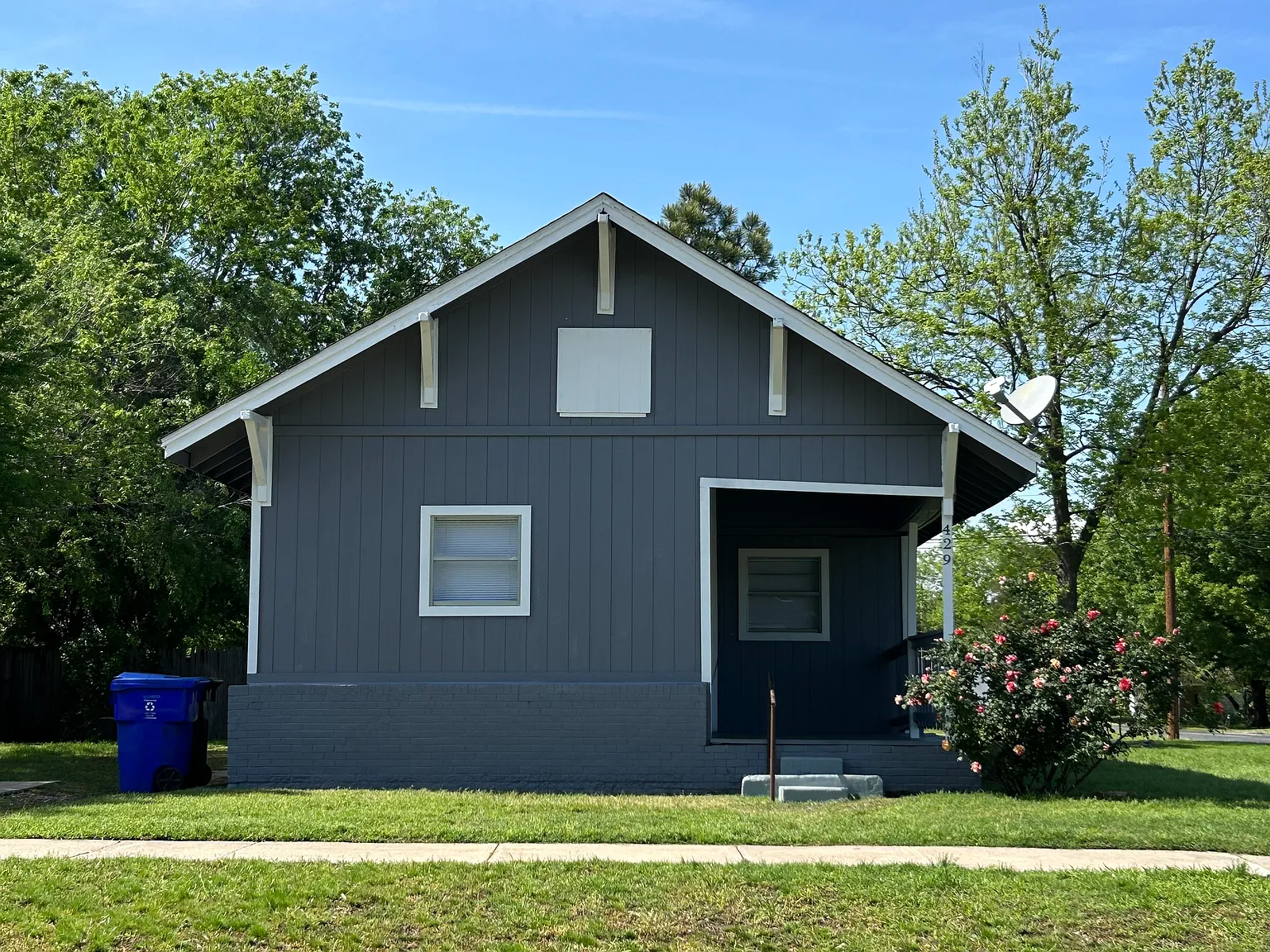 3 bed, 1000 sqft, $1,200 — Photo 2