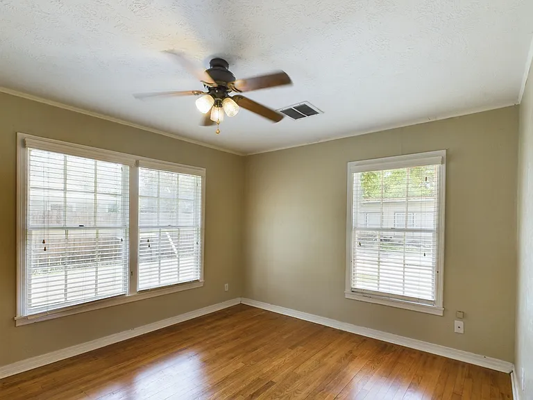 305 Bolton Ave — Photo 7