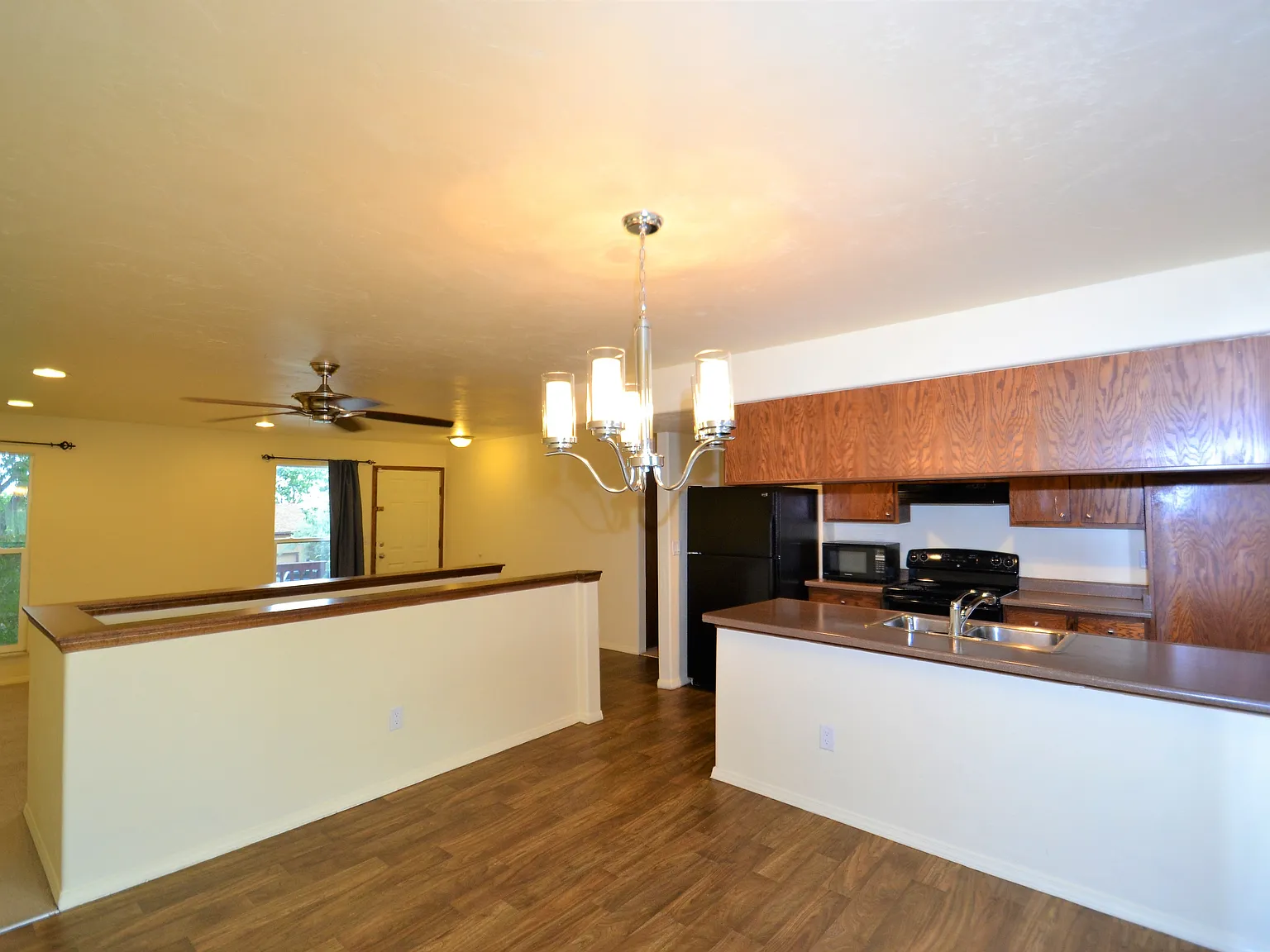 4 bed, 1701 sqft, $2,323 — Photo 4