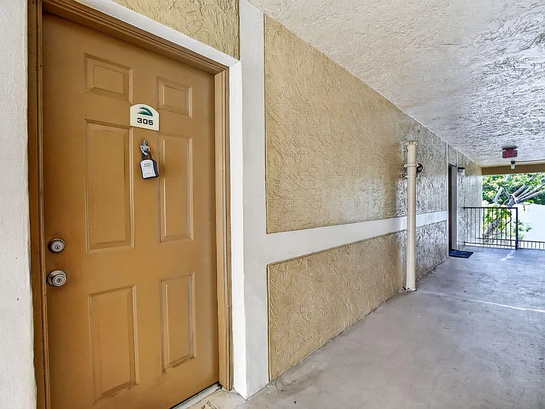 300 Palm Cir W #305 — Photo 2